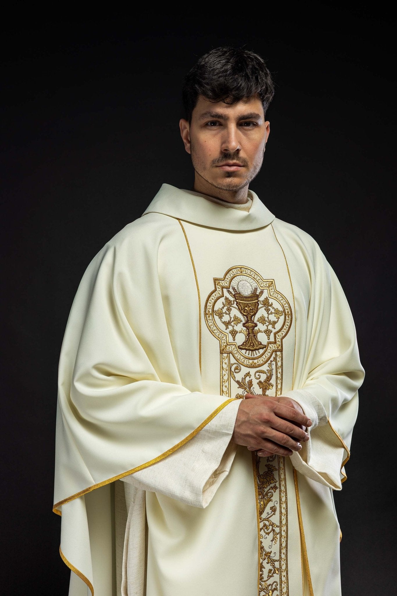 Ornat z haftem kielicha eucharystycznego w kolorze ecru