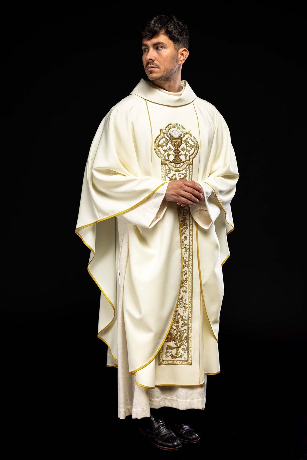 Ornat z haftem kielicha eucharystycznego w kolorze ecru