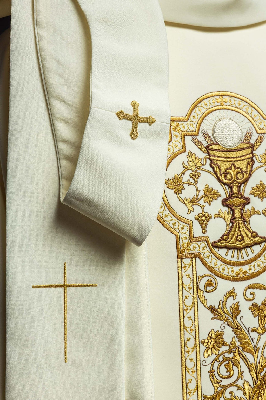 Ornat z haftem kielicha eucharystycznego w kolorze ecru