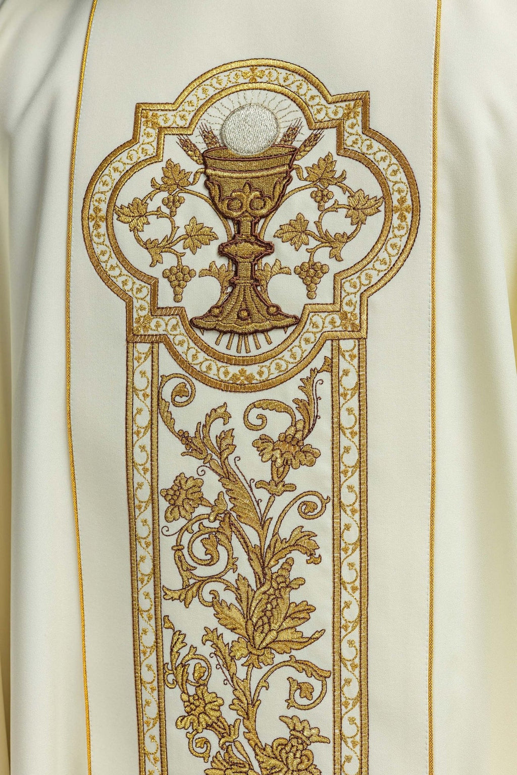 Ornat z haftem kielicha eucharystycznego w kolorze ecru