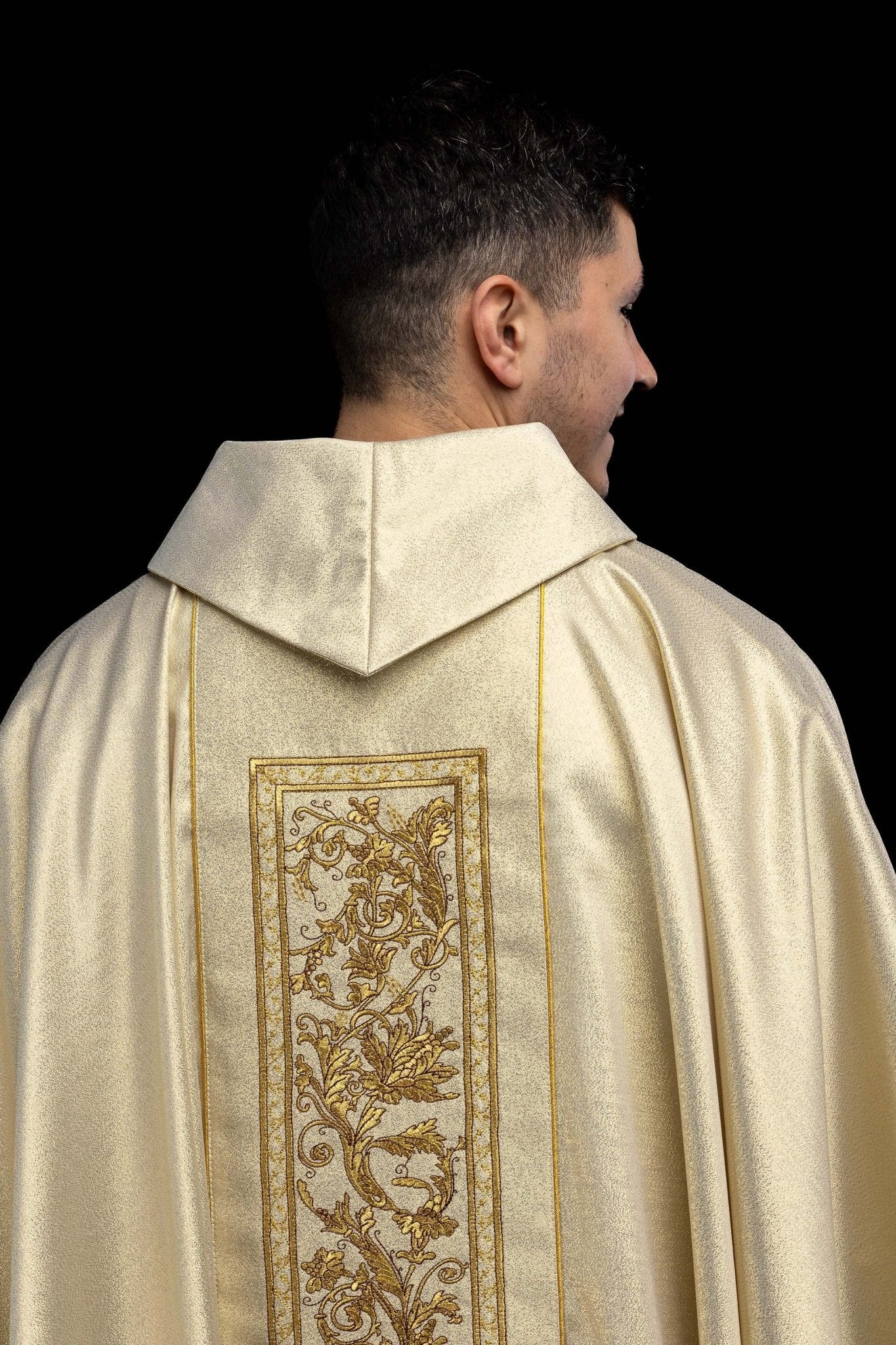 Ornat z haftem kielicha eucharystycznego w kolorze złotym