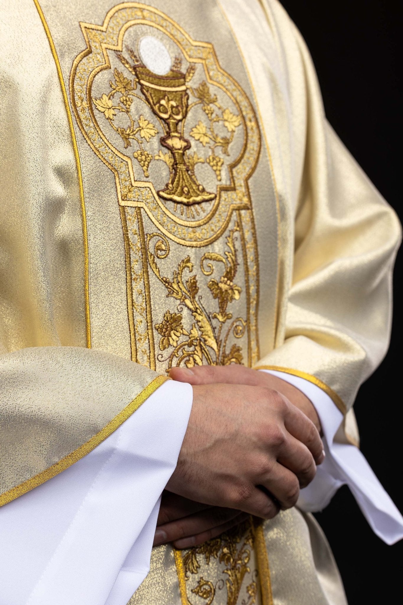 Ornat z haftem kielicha eucharystycznego w kolorze złotym