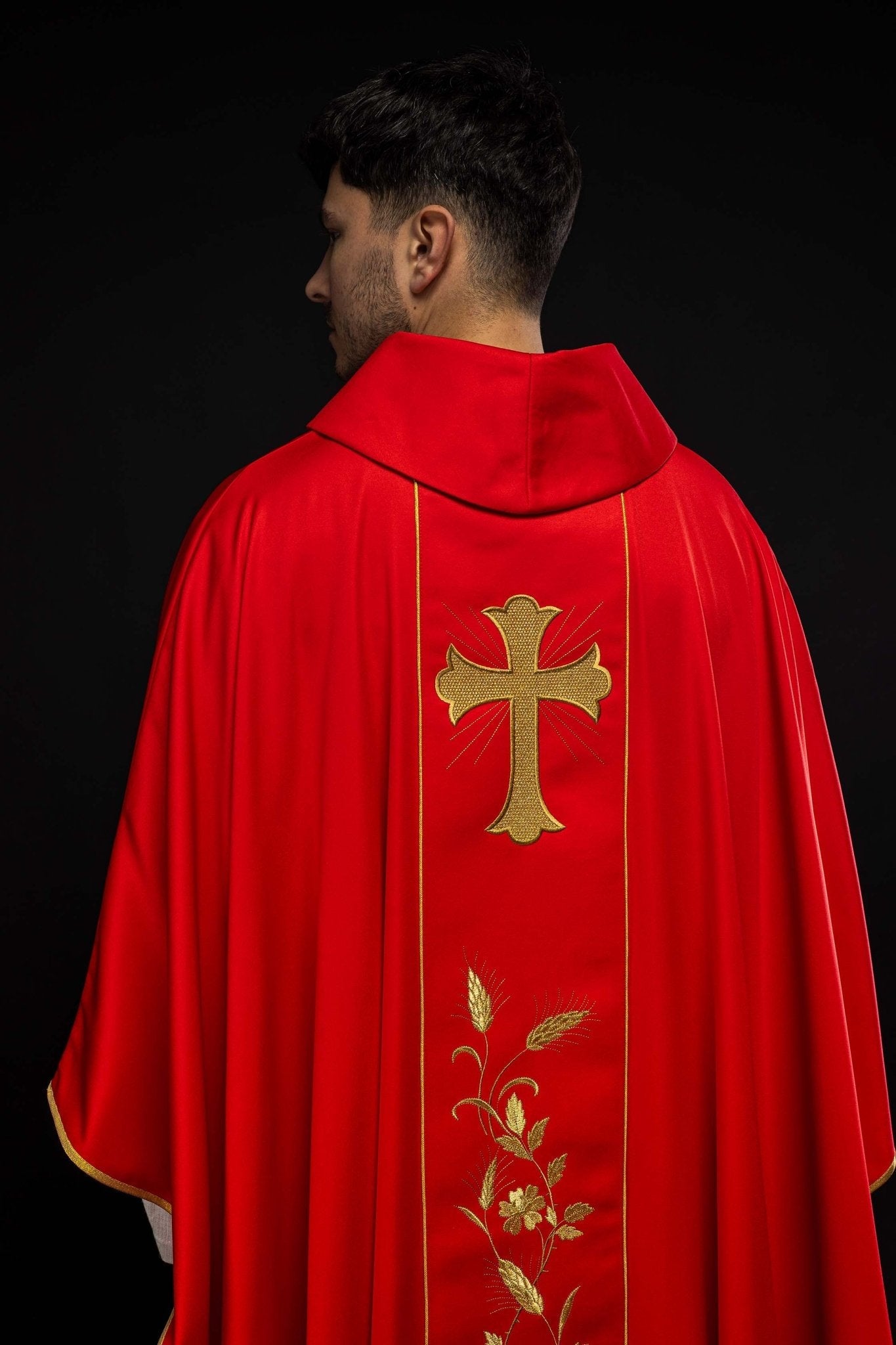 Ornat z haftowanym krzyżem i kłosami w kolorze czerwonym