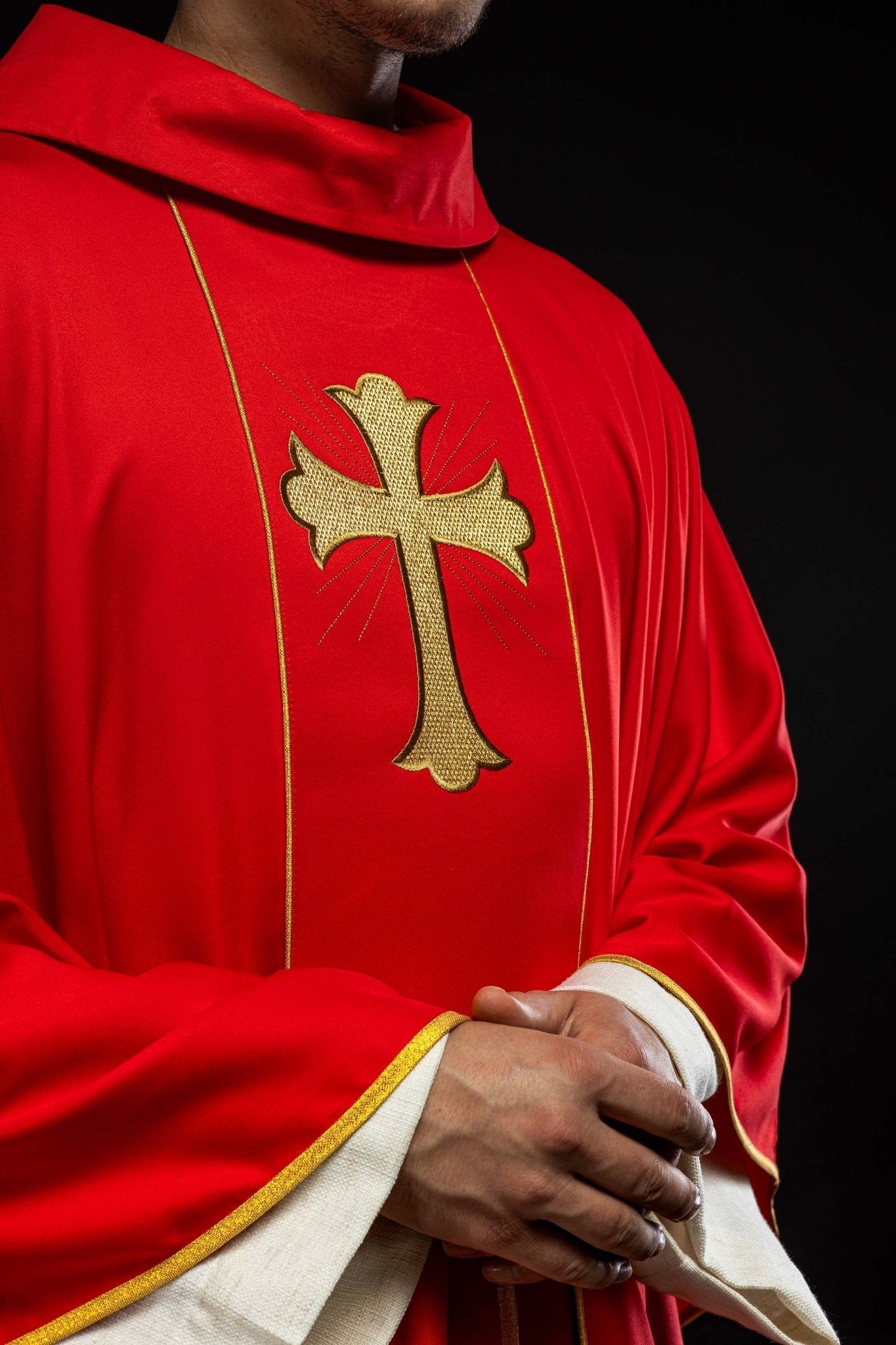 Ornat z haftowanym krzyżem i kłosami w kolorze czerwonym