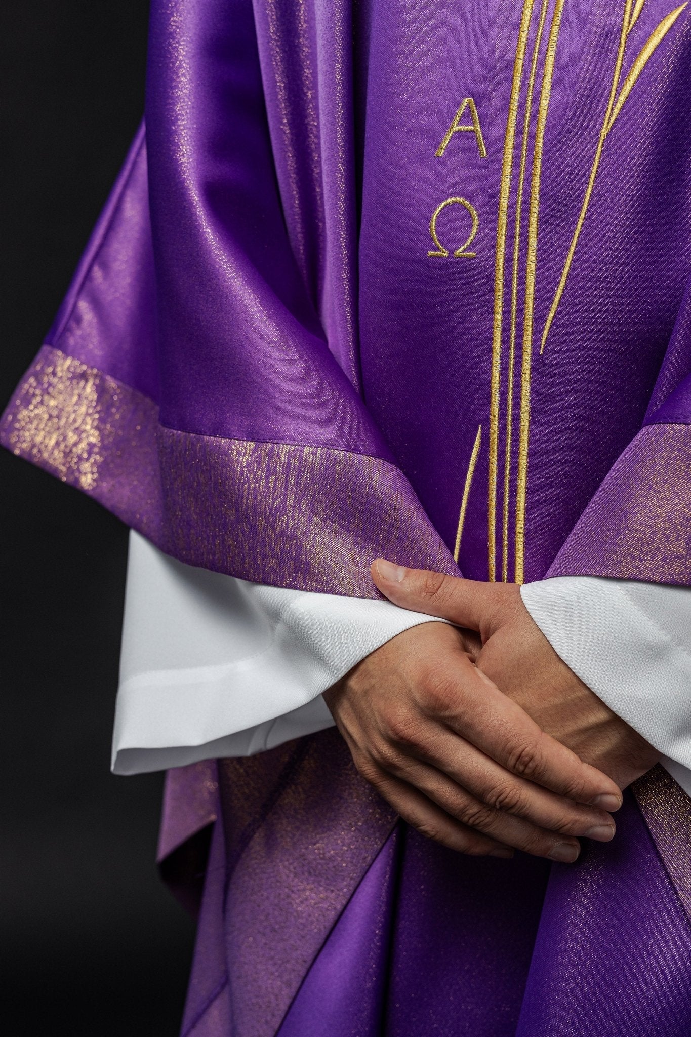 Ornat z motywem krzyża i kłosa w kolorze fioletowym