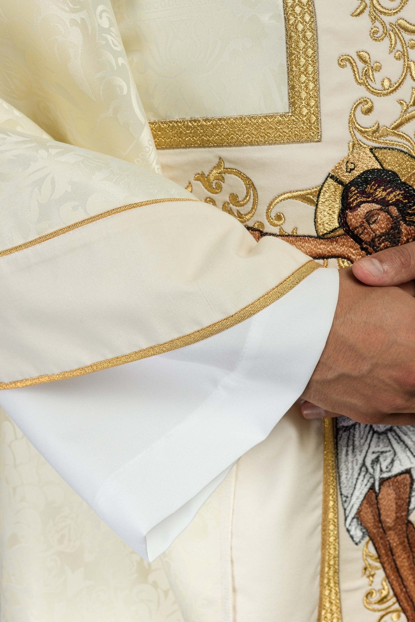 Ornat z wizerunkiem Jezusa Chrystusa na krzyżu w kolorze ecru