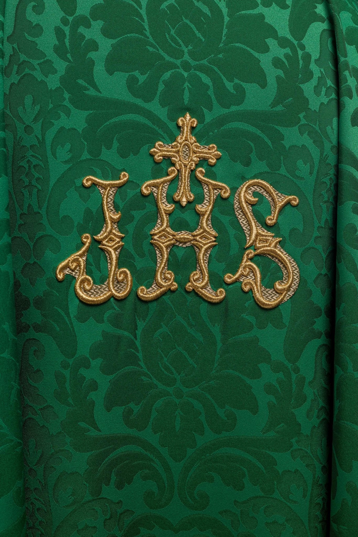 Ornat zielony z motywem IHS i bogato haftowanym kołnierzem na ozdobnej tkaninie
