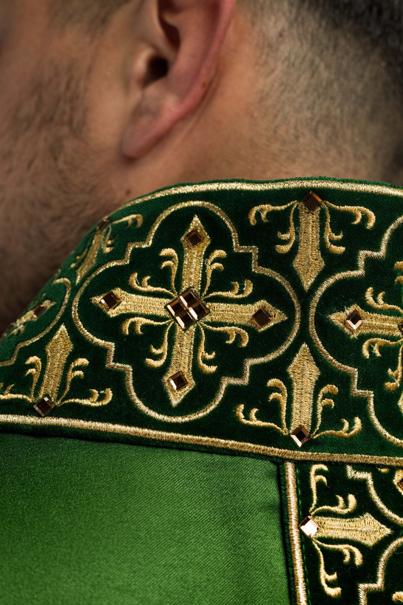 Ornat zielony z wiszącym haftowanym pasem i 500 kamieniami