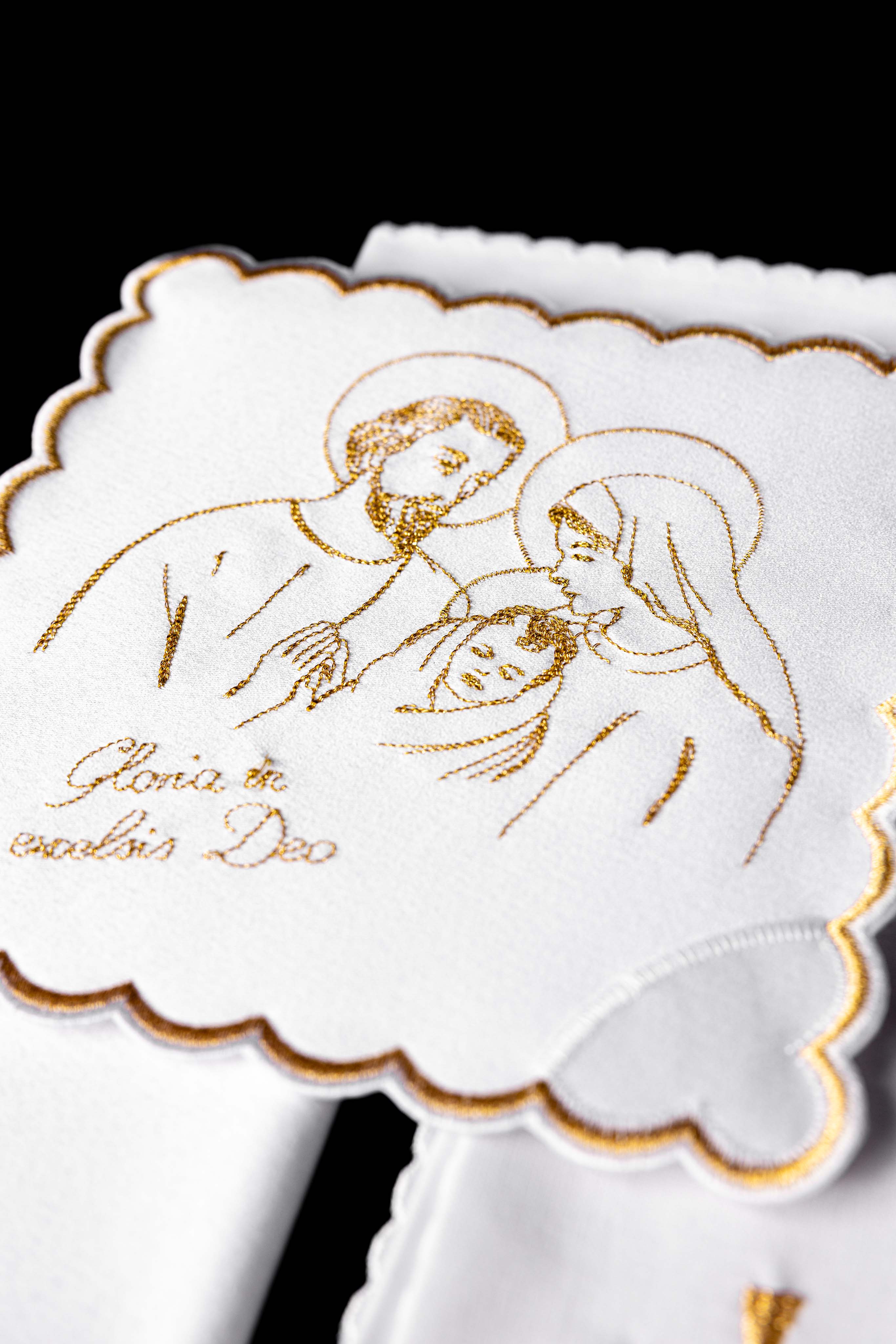 Palka liturgiczna z wizerunkiem Świętej Rodziny wykonanym złotym haftem