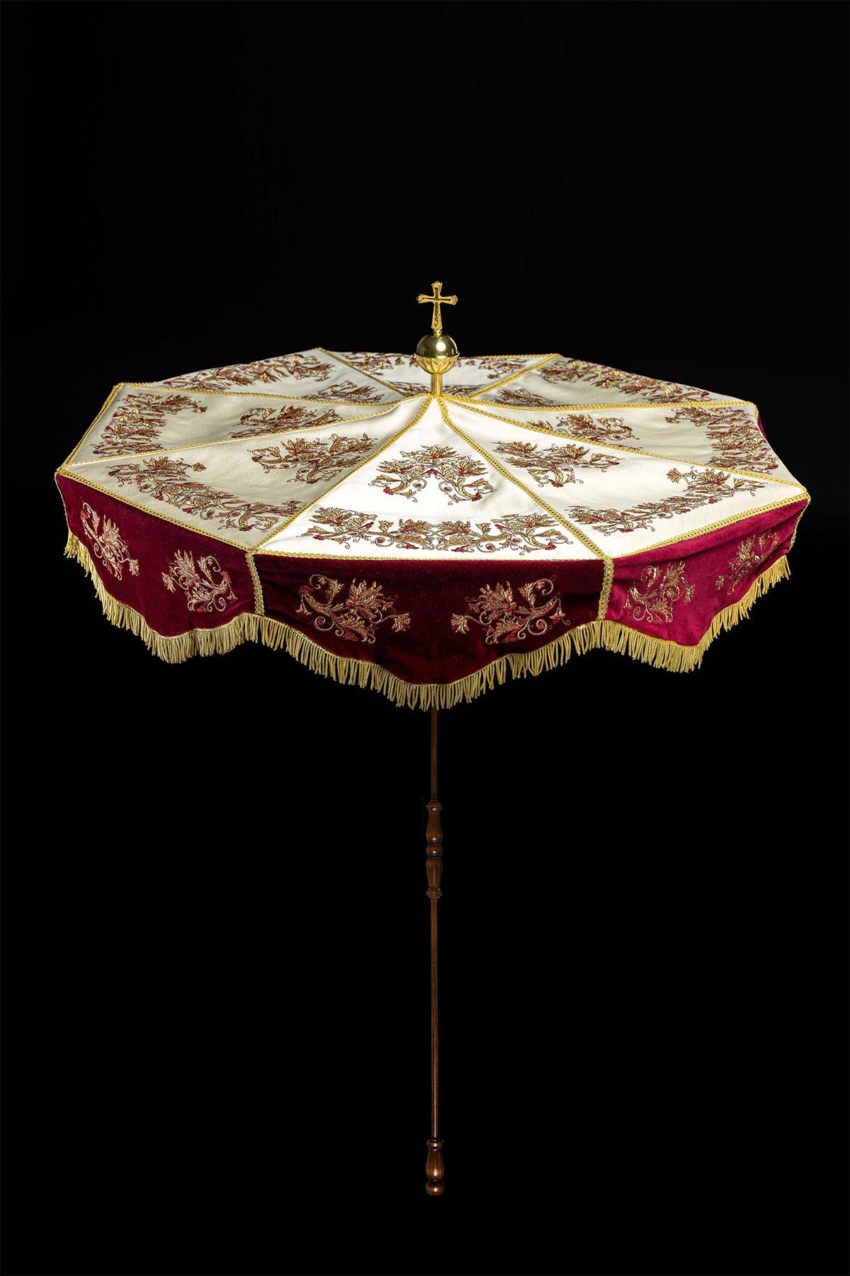 Parasol procesijny bordovo-ekrü s výšivkou