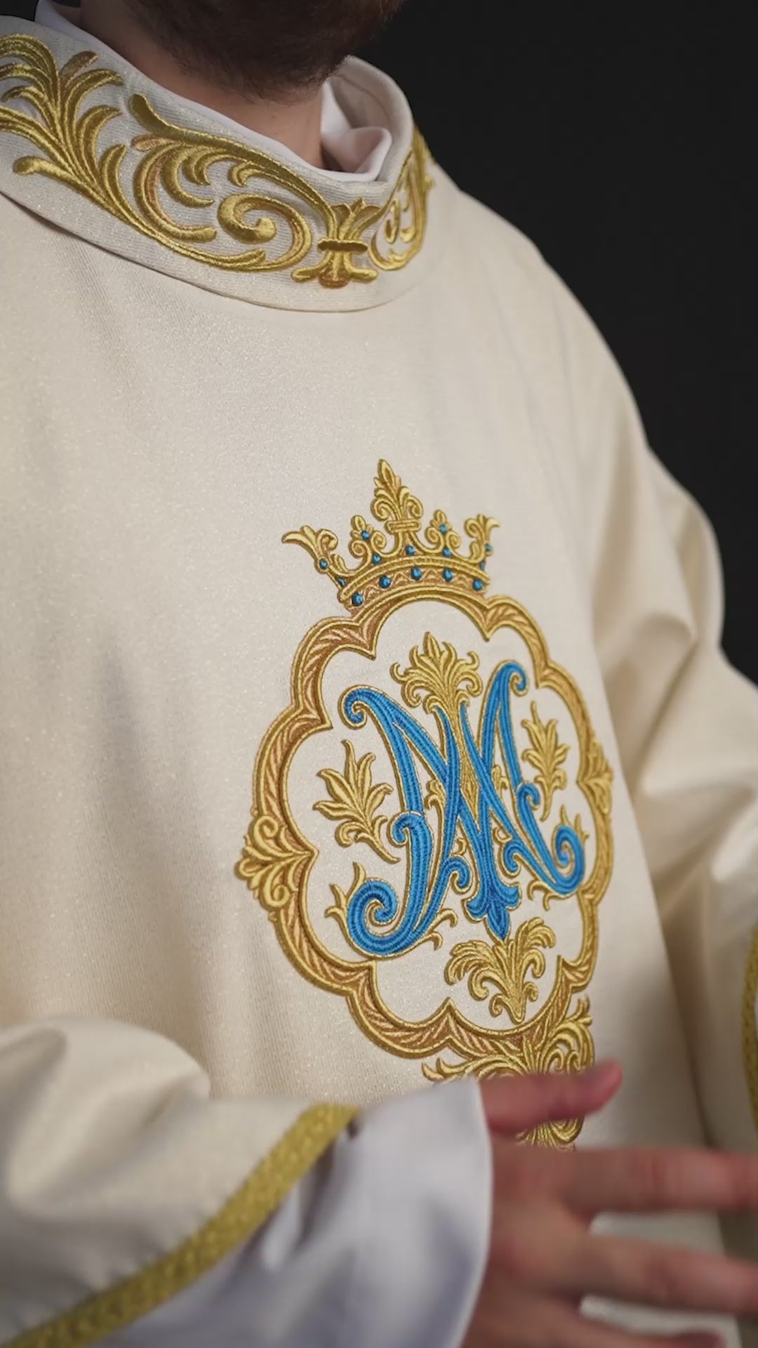 Liturgický ornát s vyšívaným mariánskym erbom a korunou