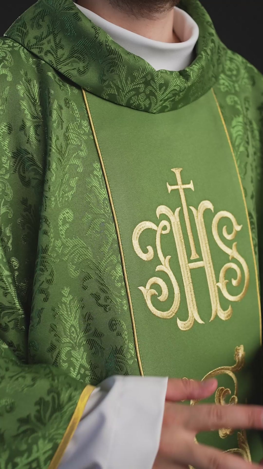 Zelený liturgický ornat s bohato zdobeným pásom IHS