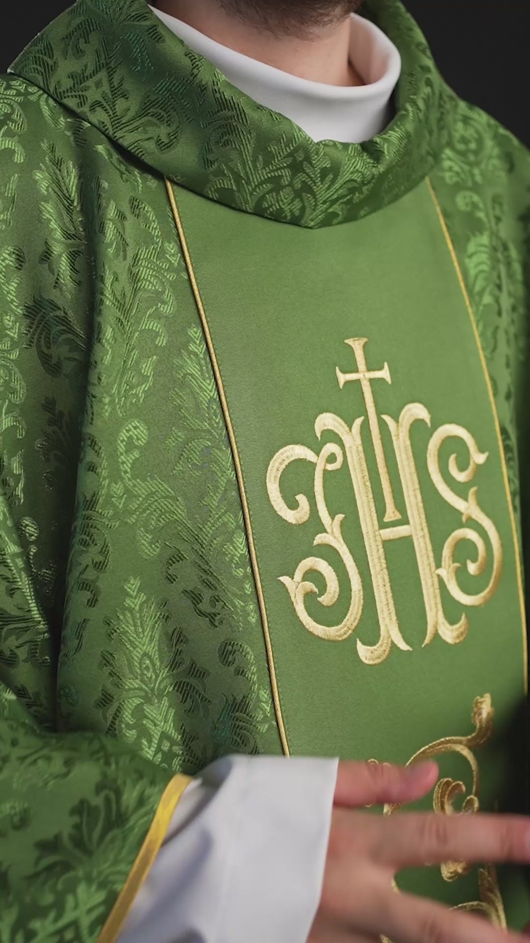 Zelený liturgický ornat s bohato zdobeným pásom IHS