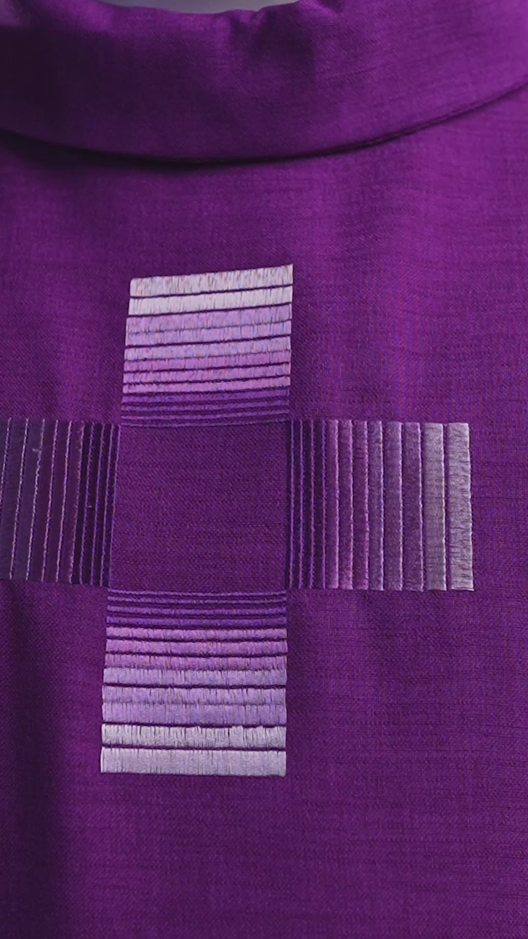 Ornát s vyšívanými krížmi vo fialovej farbe