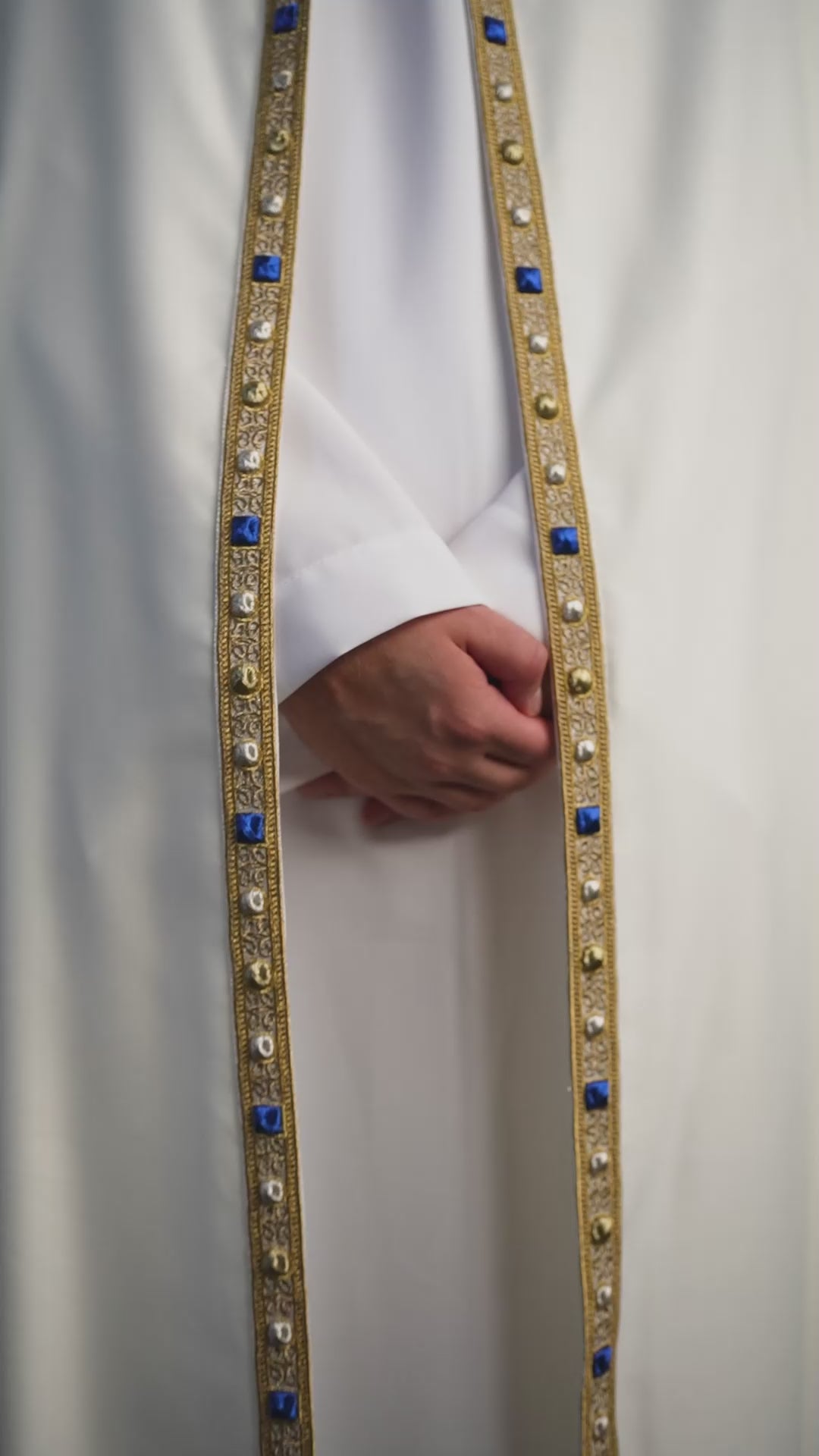 Vyšívaná liturgická kapa s mariánskym erbom