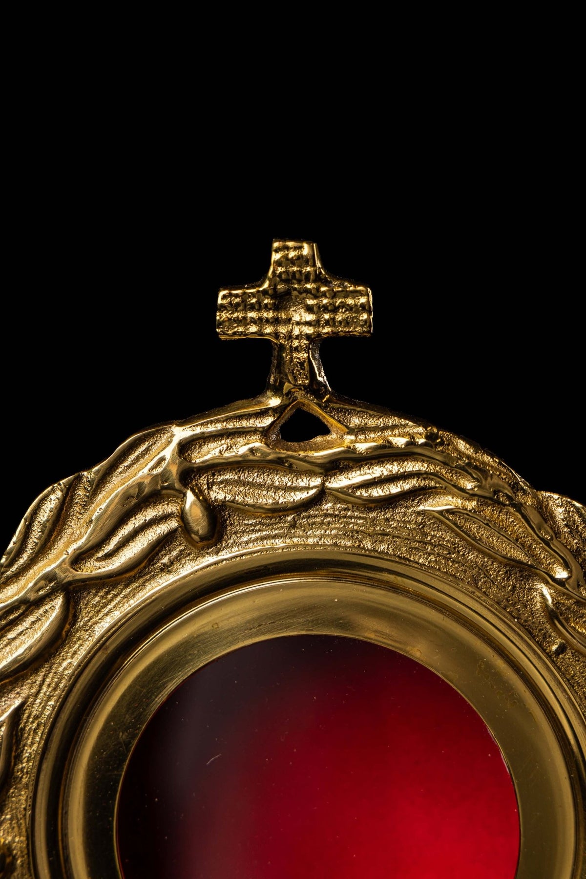 Relikwiarz liturgiczny wykonany z mosiądzu