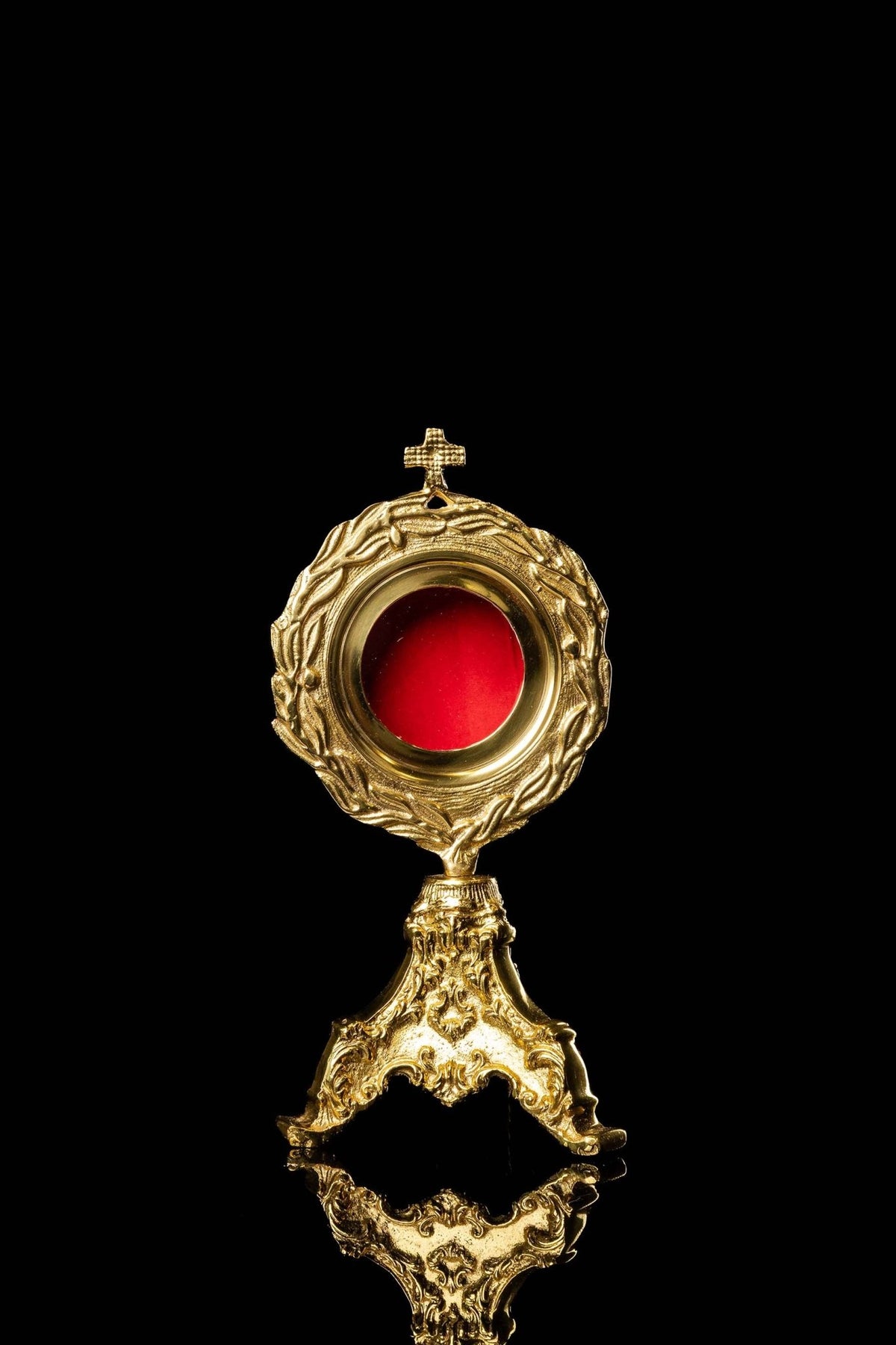 Relikwiarz liturgiczny wykonany z mosiądzu