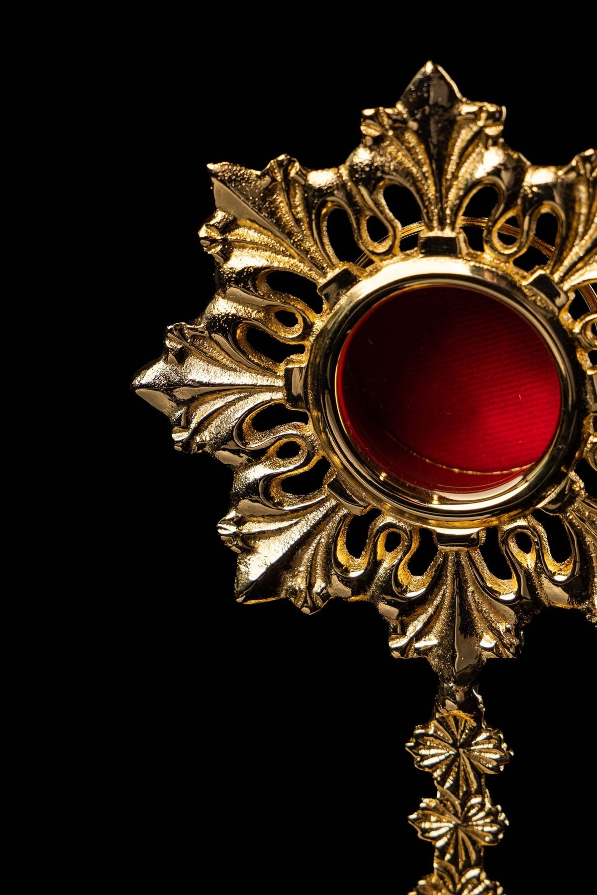 Relikwiarz liturgiczny z mosiądzu
