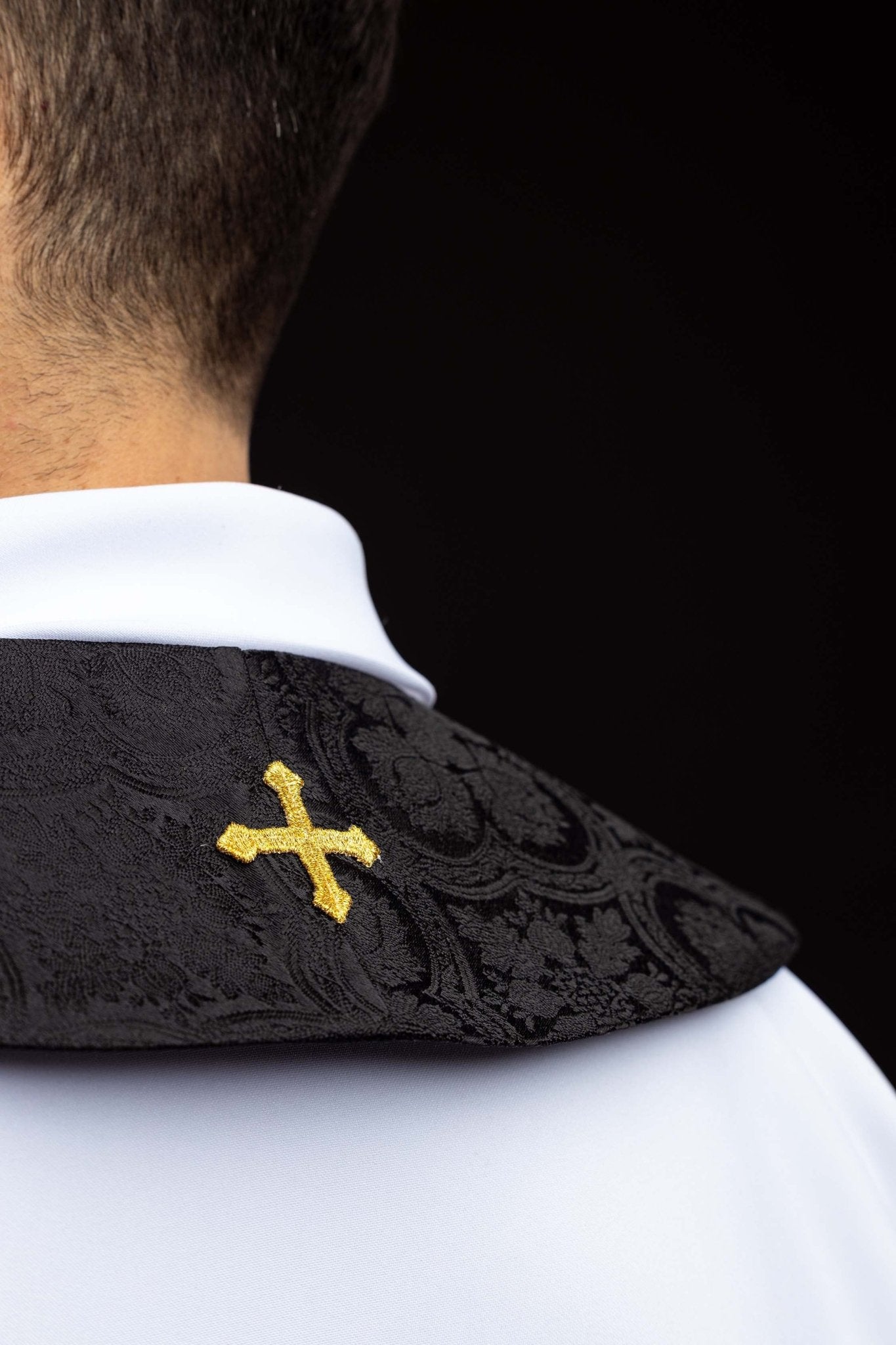 Stuła haftowana z motywem Krzyża czarna tkanina żakardowa
