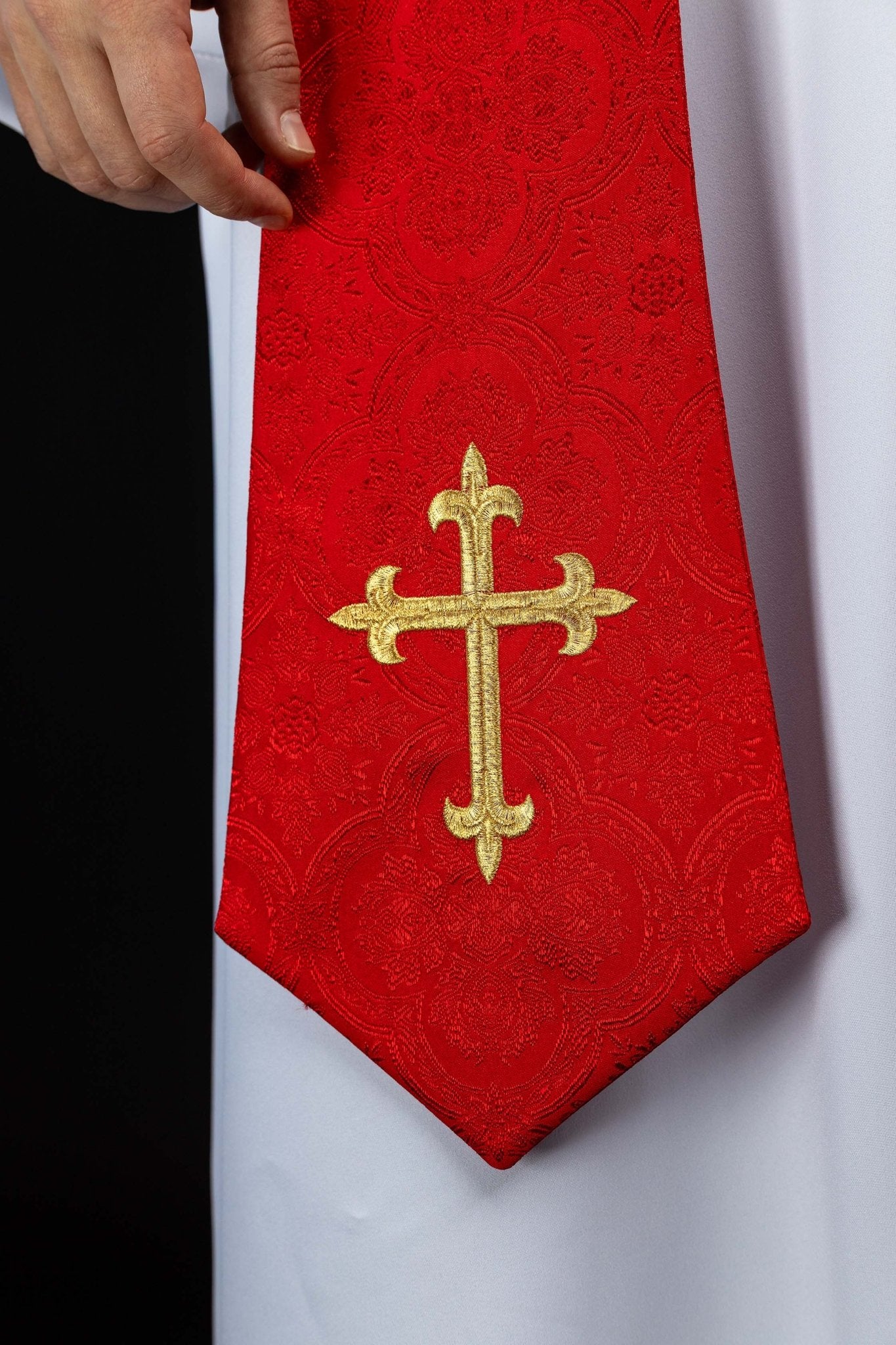 Stuła haftowana z motywem Krzyża czerwona tkanina żakardowa
