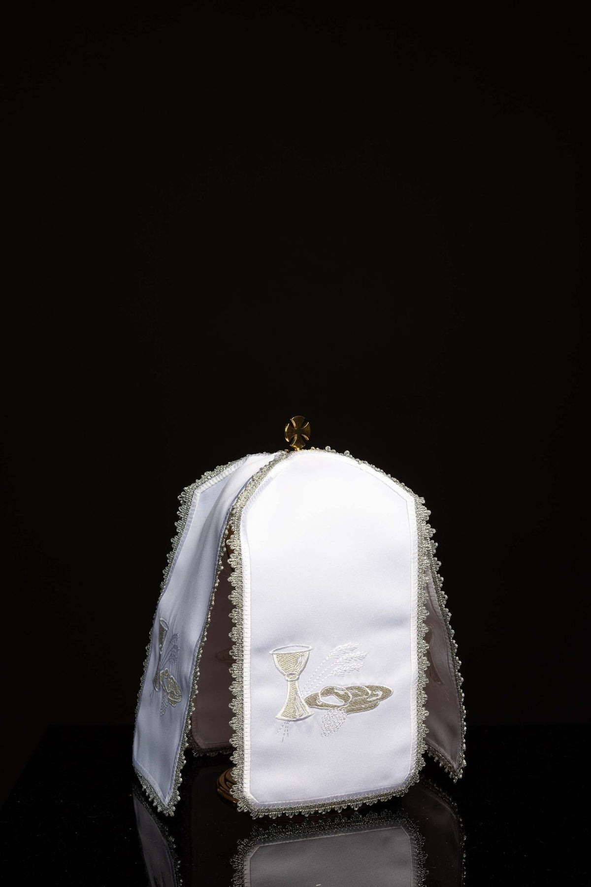 Welon na puszkę ze srebrnym haftem eucharystycznym