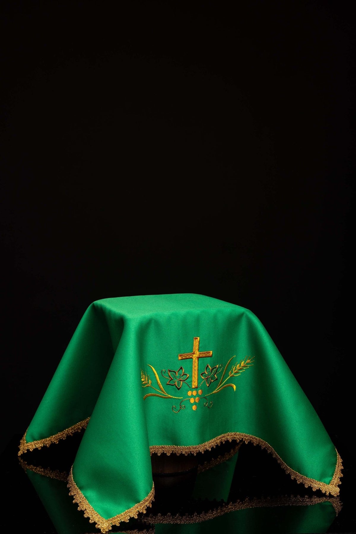 Zestaw czterech welonów na kielich z haftowanym motywem eucharystycznym