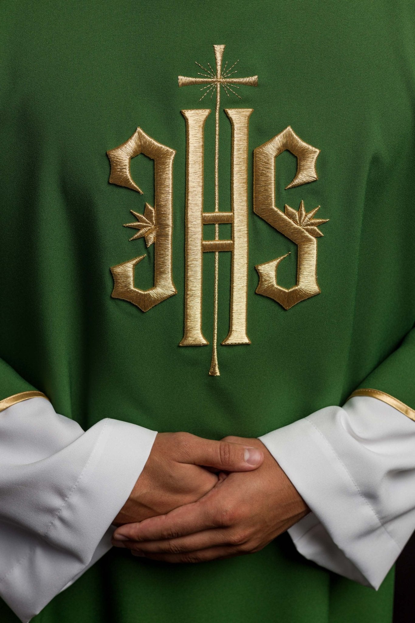 Zielona Dalmatyka z haftowanym złotym IHS