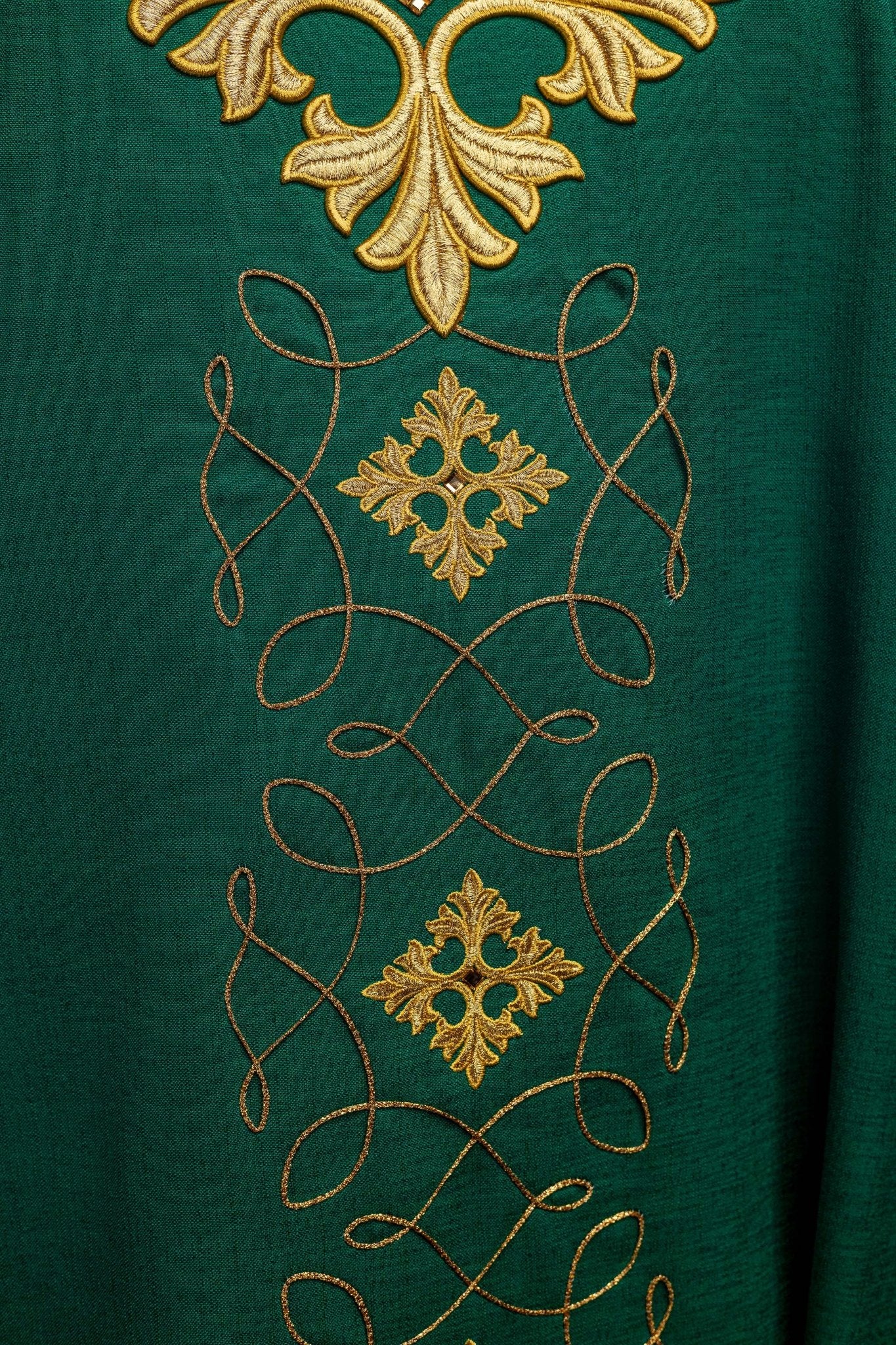 Zielony ornat bogato haftowany sznurkiem z kamieniami