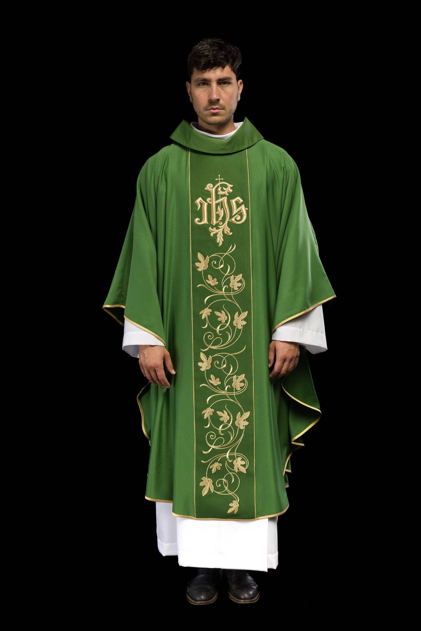 Zielony ornat liturgiczny z bogato zdobionym pasem motywem florystycznym i IHS