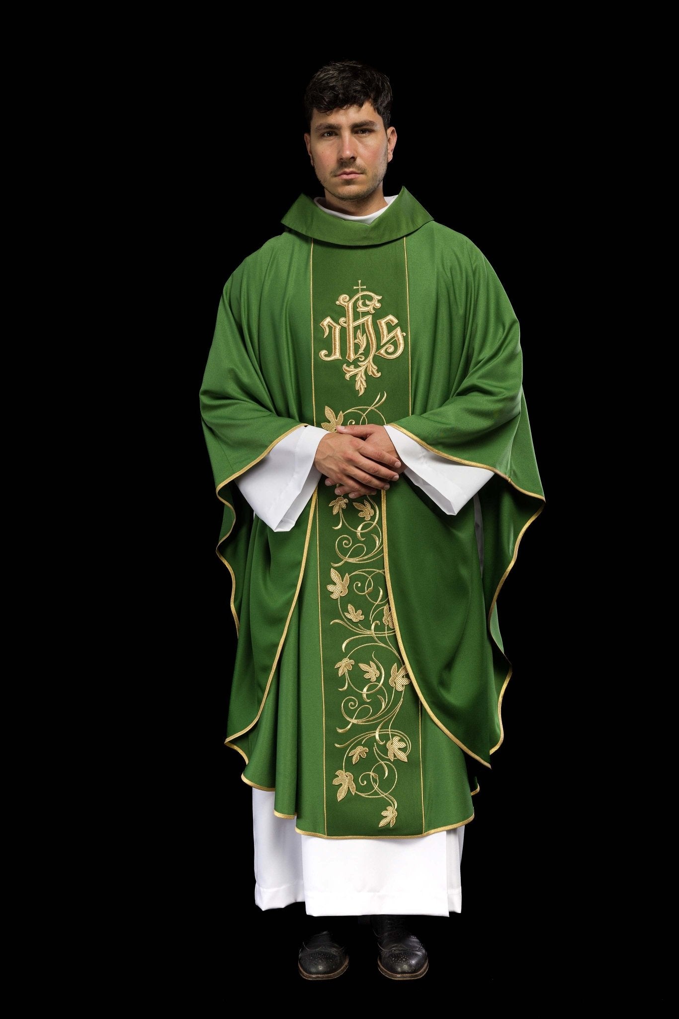 Zielony ornat liturgiczny z bogato zdobionym pasem motywem florystycznym i IHS