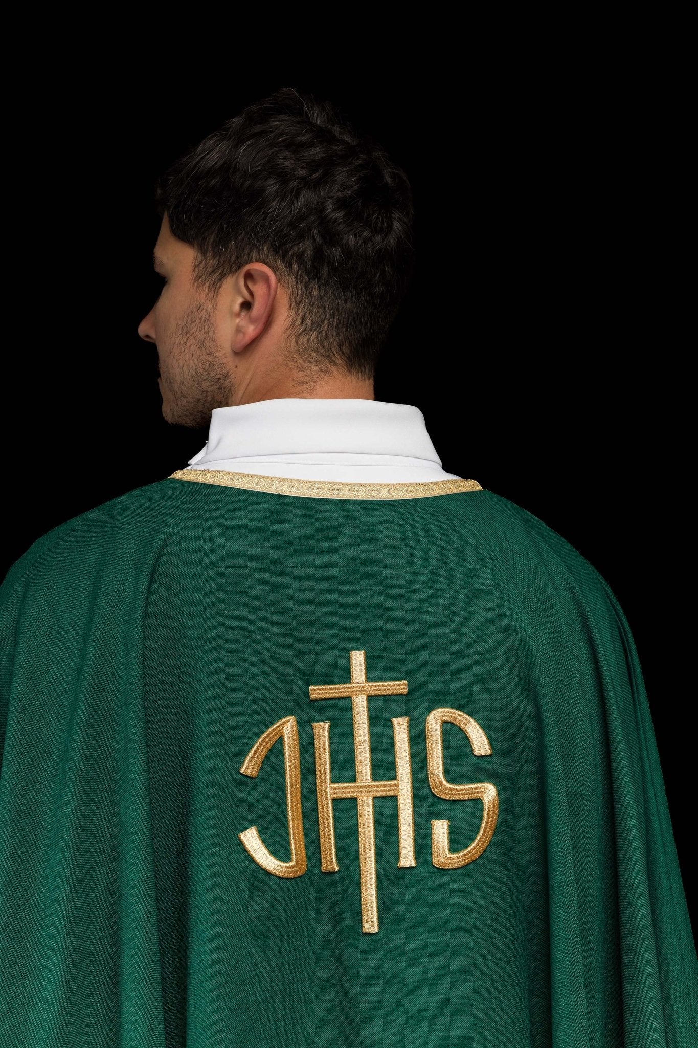 Zielony ornat liturgiczny z złotym haftem IHS